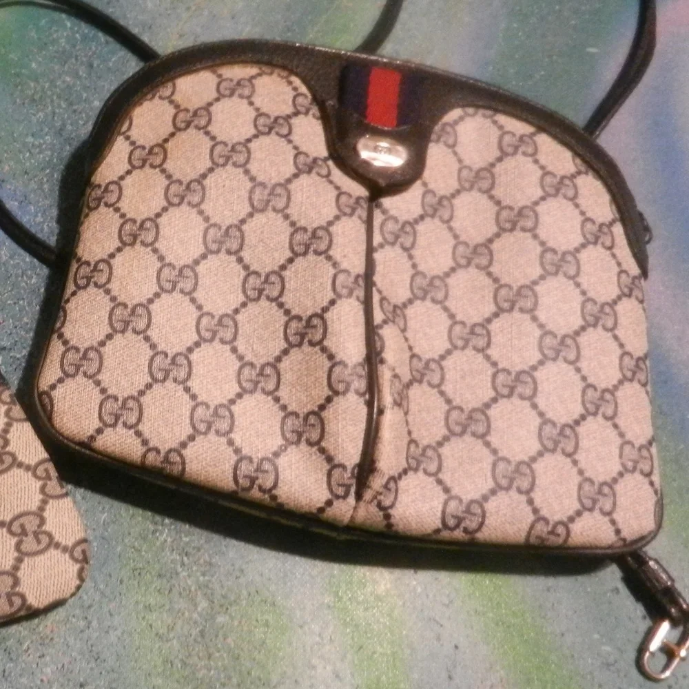 Gucci VTG collectible crossbody purse cream navy logo canvas curved shoulder bag - Picture 4 of 16